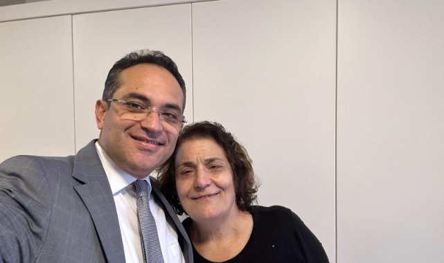 Başkan Atila, annesinin elini öperek yola çıktı