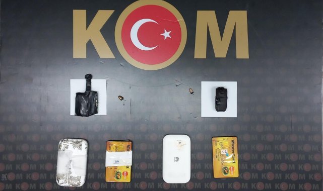 Başkasının yerine ehliyet sınavına girdiler, üzerlerinden özel düzenek çıktı