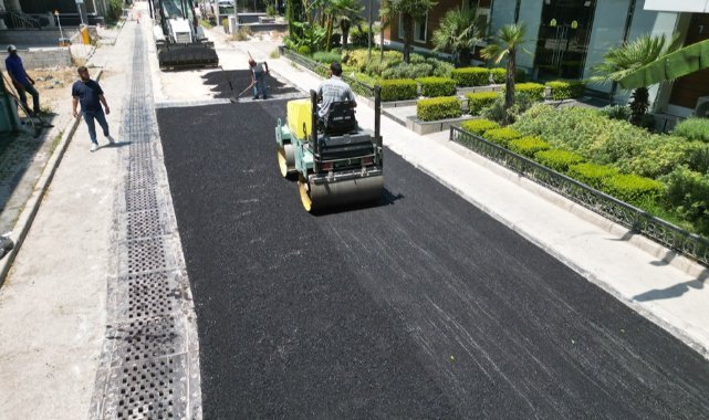 Bayraklı’ya 4,5 yılda 350 bin ton asfalt