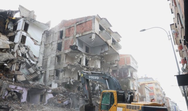 Böyle sağlam ağır hasarlı bina görülmedi: Üçüncü gününde zor yıkabildiler