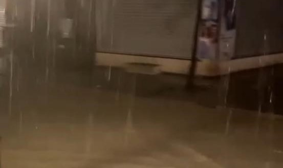 Çeşme'de şiddetli yağış etkisini gösterdi