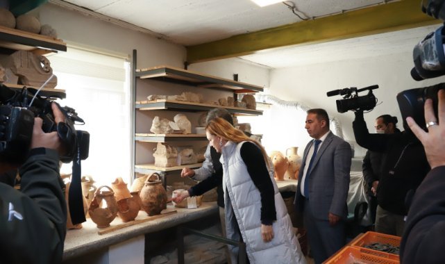 DEÜ'nün Metropolis kazısında 1800 yıllık buluntulara rastlandı