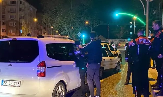 'Dur' ihtarına uymayan sürücü, otomobiliyle polis aracına çarptı
