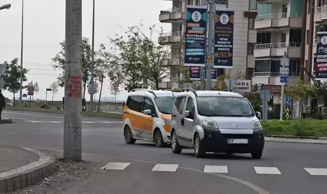 Elektrik direği, kaldırım çalışması sonrası yolda kaldı