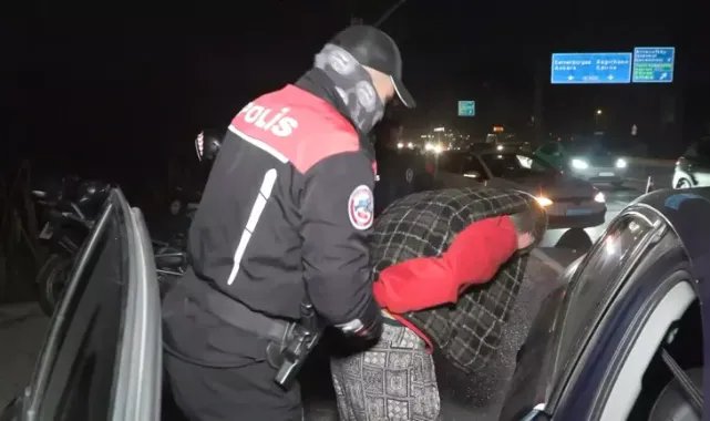 Eyüpsultan'da asayiş denetimi; araçtan atılan kanlı silah bulundu
