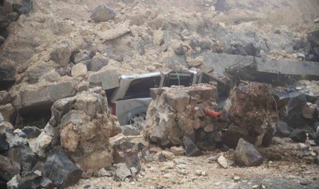 Gaziantep’te yoğun yağış sonrası istinat duvarı araçların üzerine çöktü