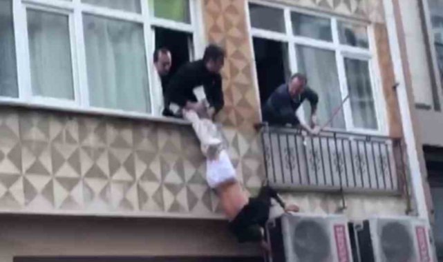 Hastaneden ellerinde kelepçelerle kaçan şahıs saklandığı evin camında asılı kaldı