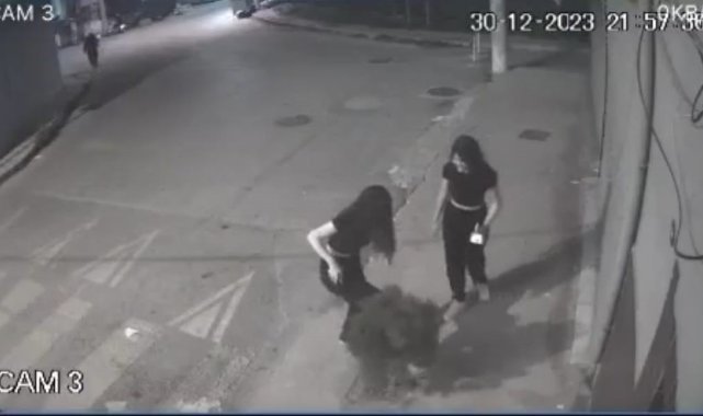 İzmir’de 2 genç kız kaldırımdaki ağacı tekmeledi