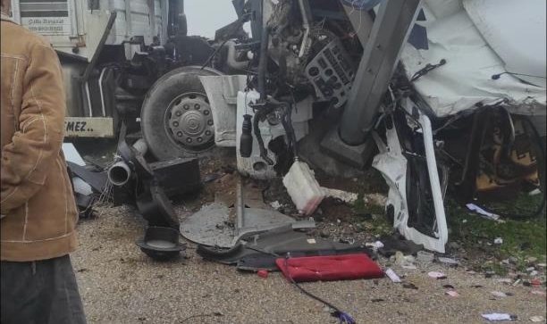İzmir'de kaza, tırla tren çarpıştı