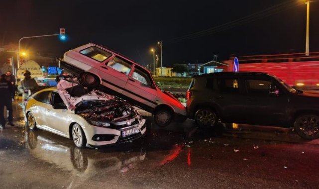 İzmir'deki trafik kazasında araçlar üst üste çıktı