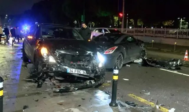 Kadıköy'de alkollü sürücü denetim noktasında kaza yaptı