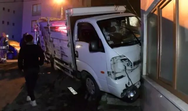 Kartal'da otomobilin çarptığı kamyonet caminin duvarına çarptı