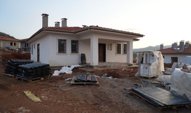 Kilis'te depremzedeler için yapılan köy evlerinin inşası sürüyor