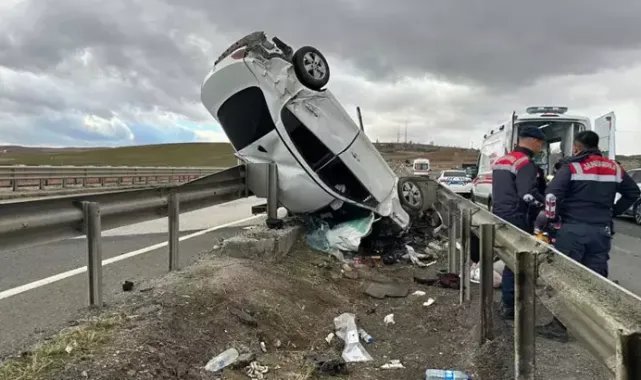 Kırıkkale'de kontrolden çıkan otomobil bariyerlerde asılı kaldı