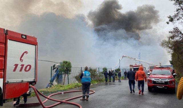 Kocaeli’de lojistik fabrikasının deposunda çıkan yangın devam ediyor