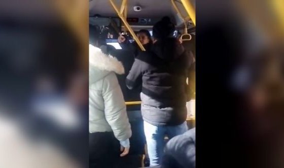 Kocasını sevgilisiyle minibüste yakalayan kadın öfke kustu