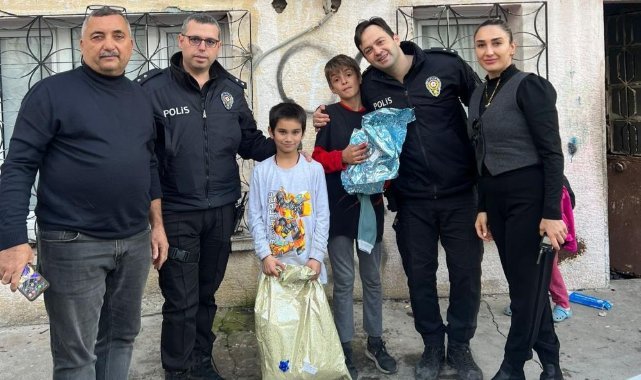 Konak polisinden çocuklara sürpriz yılbaşı hediyesi