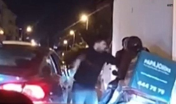 Magandalar tartıştıkları kuryeyi böyle dövdü