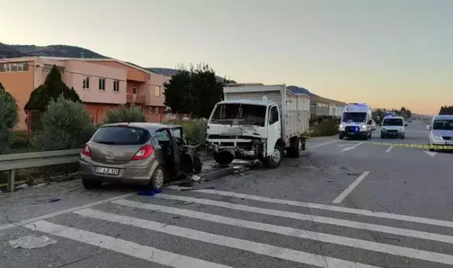 Manisa'da otomobil, kamyonete çarptı