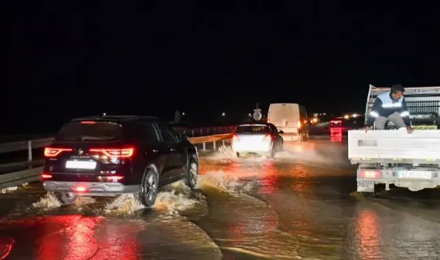 Mardin'de 2 ilçeye giden içme suyu borusu patladı, tazyikli su metrelerce yükseğe fışkırdı