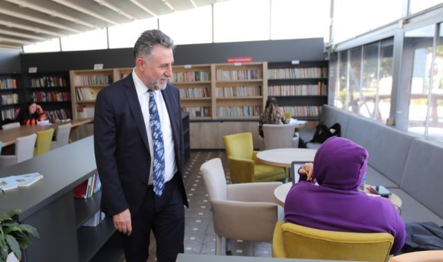 Öğretmen Başkan'dan Bayraklı'ya 6 Kitap Kafe