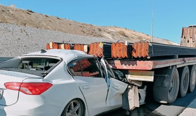 Otomobil demir taşıyan tırın dorsesine çarptı: 1 ölü