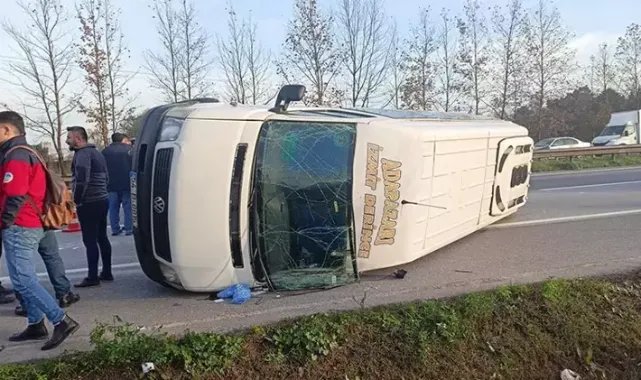 Otomobil, minibüse çarptı