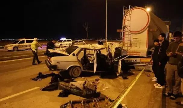 Otomobil, park halindeki tankere çarptı