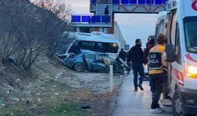 Otomobil, yolcu midibüsü ile çekiciye çarptı