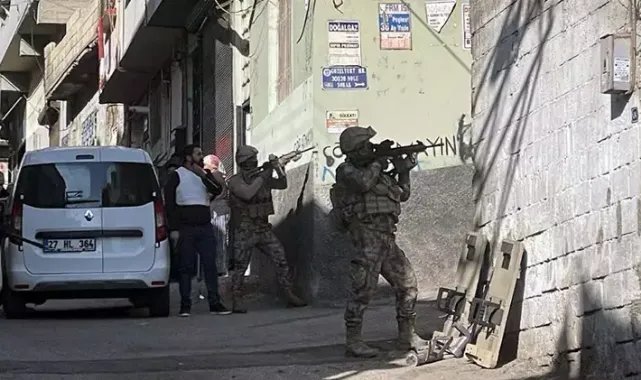Polise ateş açtı; özel harekat evde etek giymiş halde yakaladı