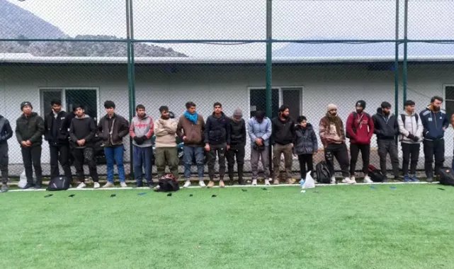 TIR'ın dorsesinden 61 kaçak göçmen çıktı