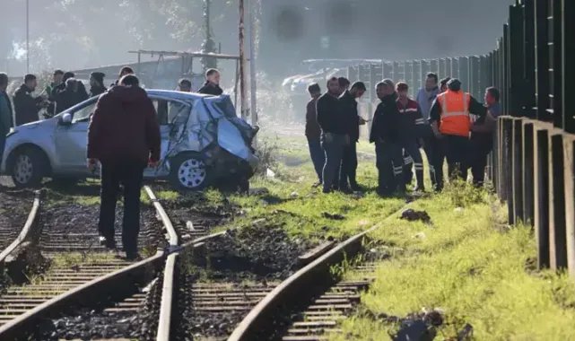 Tren, hemzemin geçitte otomobile çarptı