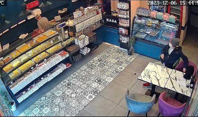 Ünlü baklavacıda kaşla göz arası hırsızlık
