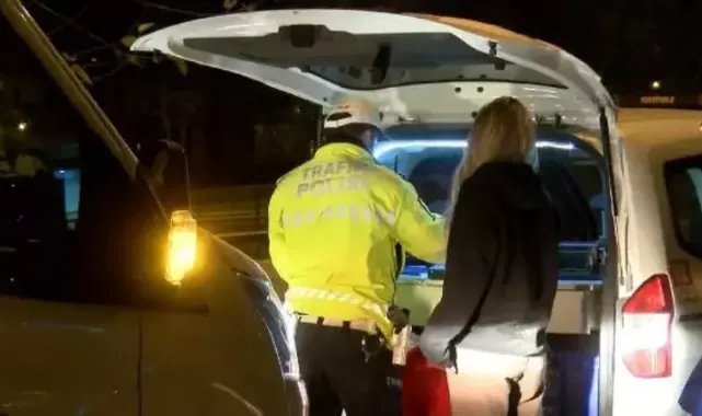 Üsküdar'da alkollü sürücünün kullandığı otomobil köprü arasında askıda kaldı