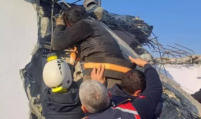 Yıkımda kesilen kolon ile duvar arasında sıkışan işçi yaralandı