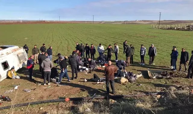 Yolcu minibüsü şarampole yuvarlandı