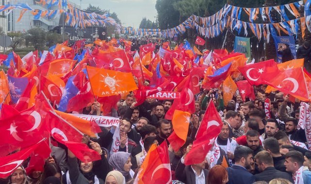 AK Partili Hamza Dağ İzmirlilerle kucaklaştı