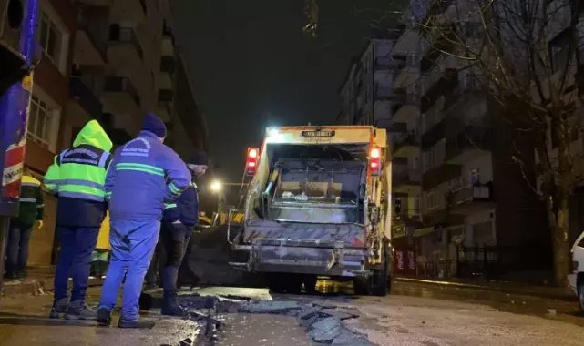 Ankara’da yağmur nedeniyle yol çöktü, çöp kamyonunun lastiği çukura düştü