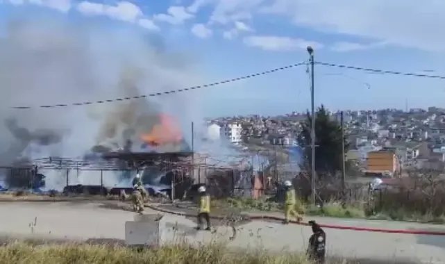 Arnavutköy'de askı üretimi yapılan iş yerinde yangın