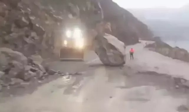 Artvin’de heyelan; dev kaya yola düştü
