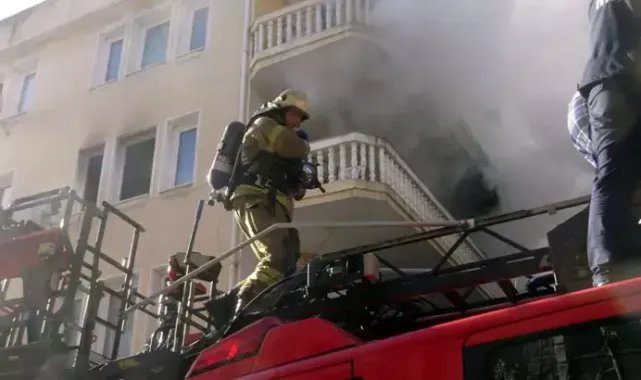 Avcılar'da 3 katlı binada yangın