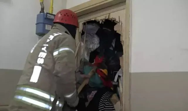 Avcılar'da haber alınamayan emekli öğretmenin dairesinden çöp ev çıktı