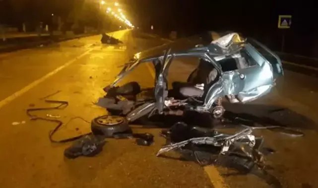 Aydınlatma direğine çarpan otomobil ikiye bölündü, sürücü yaralandı