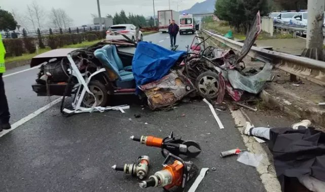 Bariyere çarpan otomobil parçalandı