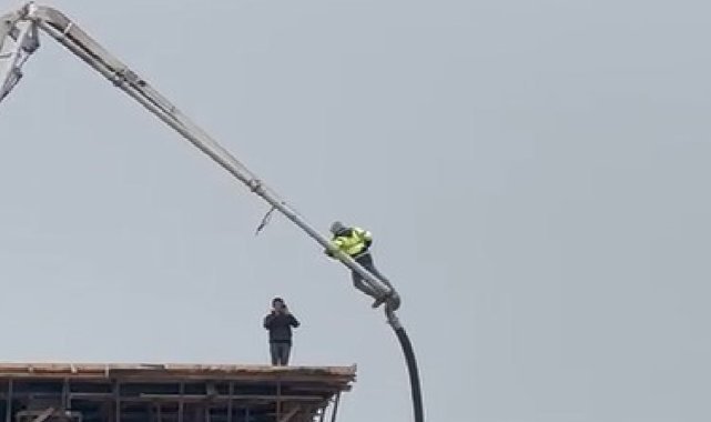 Beton pompasının üstüne uzanıp adeta ölüme meydan okudu