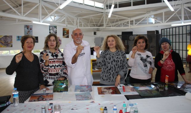 Bilge çınarlar, camaltı boyama eserleriyle yaşama tutunuyor