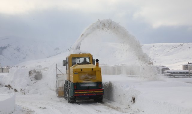 Bitlis’te çatılardaki buz sarkıtlarının boyu 2 metreyi buldu