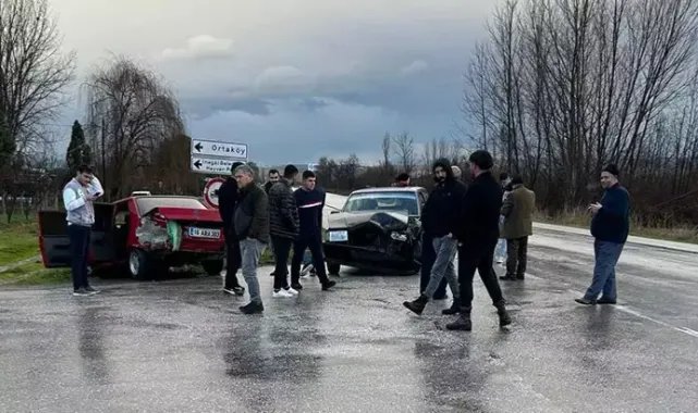 Bursa'da 2 otomobil çarpıştı