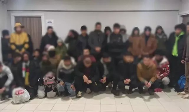 Bursa'da durdurulan 2 minibüste, 2'si organizatör 47 kaçak göçmen yakalandı