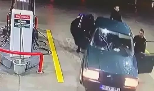 Çaldıkları otomobili, yakıtı bitince iterek götürdükleri akaryakıt istasyonunda yakalandılar